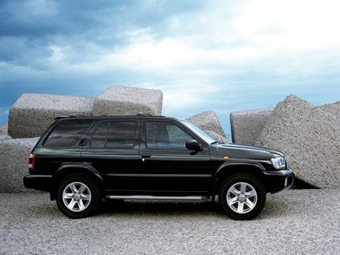 Nissan Pathfinder ثانياً، دفع رباعي 5 أبواب — منظر من الجانب الأيسر
