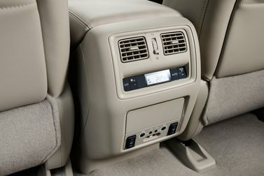 Nissan Pathfinder رابعاً، دفع رباعي 5 أبواب — تفصيل داخلي