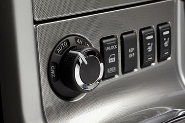 Nissan Pathfinder ثالثاً فيس ليفت، دفع رباعي 5 أبواب — الكونسول الوسطي