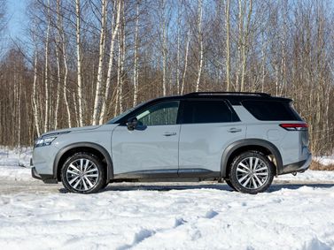 Nissan Pathfinder V، دفع رباعي 5 أبواب — منظر من الجانب الأيمن