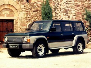 Nissan Patrol IV (Y60)، دفع رباعي 5 أبواب — منظر أمامي أيمن