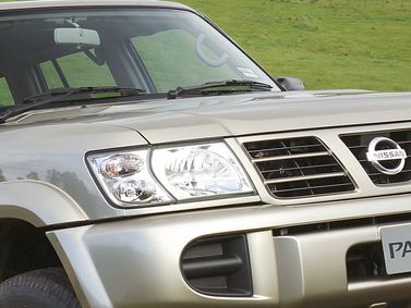 Nissan Patrol V (Y61)، دفع رباعي 3 أبواب — الجزء الأمامي من السيارة عن قرب