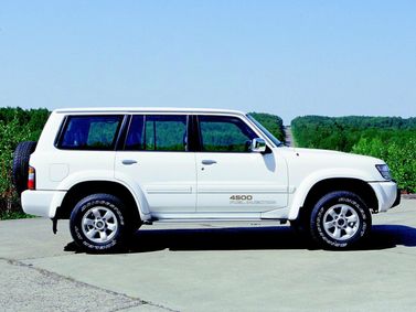 Nissan Patrol V (Y61)، دفع رباعي 5 أبواب — منظر من الجانب الأيسر