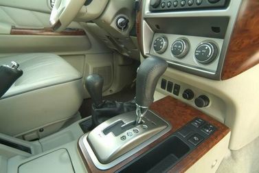 Nissan Patrol عملية فيس ليفت V (Y61)، دفع رباعي 3 أبواب — الكونسول الوسطي