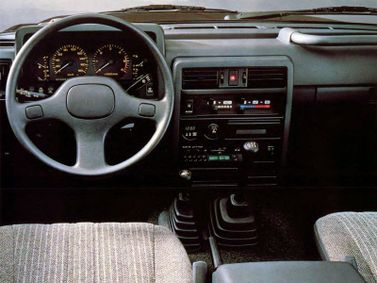 Nissan Patrol IV (Y60)، دفع رباعي 5 أبواب — لوحة القيادة
