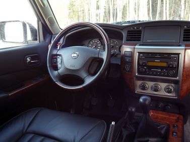 Nissan Patrol عملية فيس ليفت V (Y61)، دفع رباعي 5 أبواب — منطقة السائق