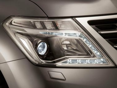 Nissan Patrol عملية فيس ليفت VI (Y62)، دفع رباعي 5 أبواب — المصباح الأمامي