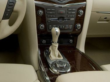 Nissan Patrol السادس (Y62)، دفع رباعي 5 أبواب — الكونسول الوسطي