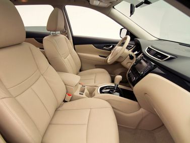 Nissan Rogue ثانياً، دفع رباعي 5 أبواب — منظر عام للمقصورة