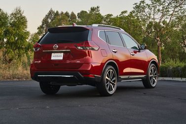 Nissan Rogue فيس ليفت الثاني، دفع رباعي 5 أبواب — منظر خلفي أيمن