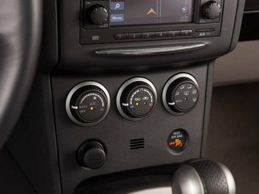 Nissan Rogue أنا فيس ليفت، دفع رباعي 5 أبواب — الكونسول الوسطي