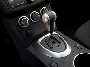 Nissan Rogue I، دفع رباعي 5 أبواب — الكونسول الوسطي