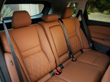 Nissan Rogue ثالثاً فيس ليفت، دفع رباعي 5 أبواب — المقاعد الخلفية