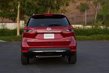 Nissan Rogue فيس ليفت الثاني، دفع رباعي 5 أبواب — منظر خلفي