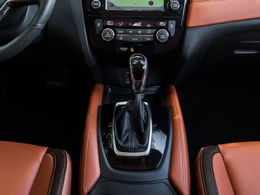 Nissan Rogue فيس ليفت الثاني، دفع رباعي 5 أبواب — الكونسول الوسطي