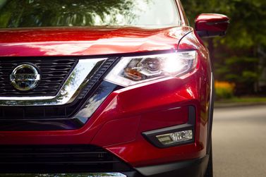 Nissan Rogue فيس ليفت الثاني، دفع رباعي 5 أبواب — الجزء الأمامي من السيارة عن قرب