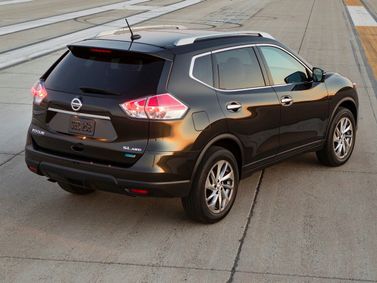 Nissan Rogue ثانياً، دفع رباعي 5 أبواب — منظر خلفي أيمن