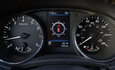Nissan Rogue فيس ليفت الثاني، دفع رباعي 5 أبواب — لوحة العدادات