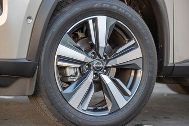 Nissan Rogue ثالثاً، دفع رباعي 5 أبواب — جنط العجلة