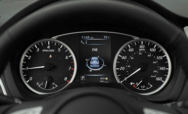 Nissan Sentra عملية فيس ليفت VII (B17)، سيدان — لوحة العدادات