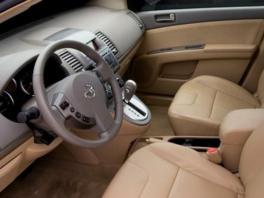 Nissan Sentra سادساً (B16)، سيدان — منطقة السائق