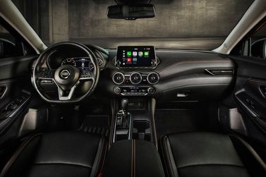 Nissan Sentra ثامناً (B18)، سيدان — لوحة القيادة