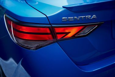 Nissan Sentra ثامناً (B18)، سيدان — المصباح الخلفي