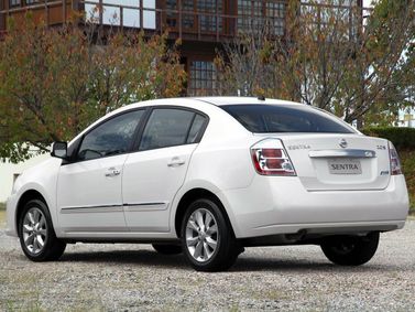 Nissan Sentra فيس ليفت السادس (B16)، سيدان — منظر خلفي أيسر