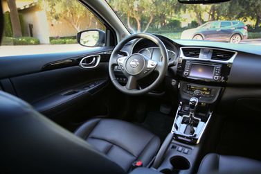 Nissan Sentra عملية فيس ليفت VII (B17)، سيدان — منطقة السائق