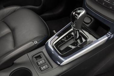 Nissan Sentra عملية فيس ليفت VII (B17)، سيدان — محدد ناقل الحركة
