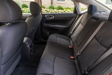 Nissan Sentra عملية فيس ليفت VII (B17)، سيدان — المقاعد الخلفية