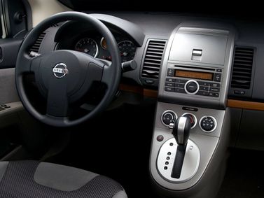 Nissan Sentra سادساً (B16)، سيدان — منطقة السائق