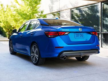 Nissan Sentra ثامناً (B18)، سيدان — منظر خلفي أيسر
