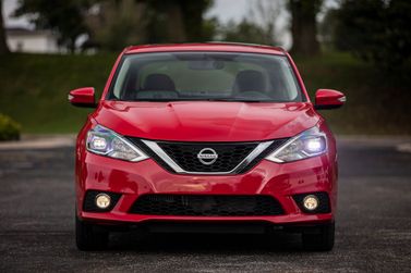 Nissan Sentra عملية فيس ليفت VII (B17)، سيدان — منظر أمامي