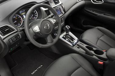 Nissan Sentra عملية فيس ليفت VII (B17)، سيدان — منطقة السائق