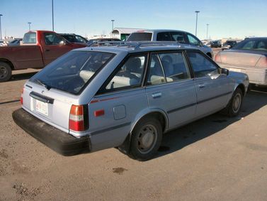 Nissan Sentra I (B11)، واجون 5 أبواب — منظر خلفي أيمن