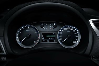Nissan Sentra سابعاً (B17)، سيدان — لوحة العدادات