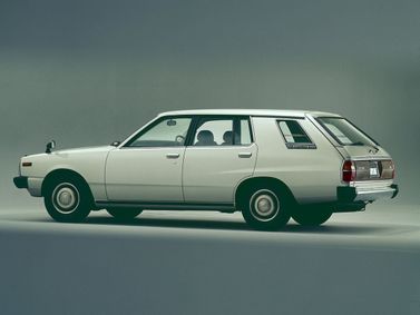 Nissan Skyline V (C210)، واجون 5 أبواب — منظر خلفي أيسر