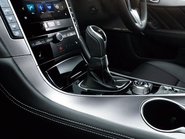 Nissan Skyline عملية فيس ليفت XIII (V37)، سيدان — الكونسول الوسطي