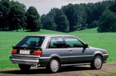 Nissan Sunny N13، هاتشباك 3 أبواب — منظر خلفي أيمن