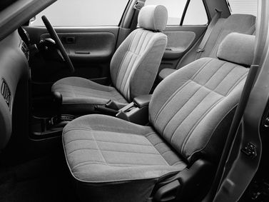 Nissan Sunny B13، سيدان — المقاعد الأمامية