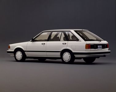 Nissan Sunny B12، واجون 5 أبواب — منظر خلفي أيسر