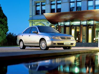 Nissan Sunny N16، سيدان Asian Market — منظر أمامي أيمن