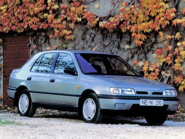 Nissan Sunny N14، سيدان — منظر أمامي أيمن