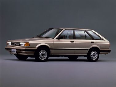 Nissan Sunny B12، واجون 5 أبواب — منظر أمامي أيسر