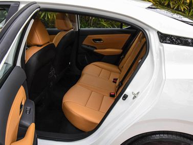 Nissan Sylphy عملية فيس ليفت IV (B18)، سيدان — المقاعد الخلفية