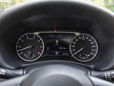 Nissan Sylphy عملية فيس ليفت IV (B18)، سيدان — لوحة العدادات