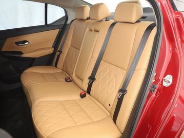 Nissan Sylphy IV (B18)، سيدان — المقاعد الخلفية