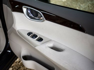 Nissan Sylphy III (B17)، سيدان — تفصيل داخلي