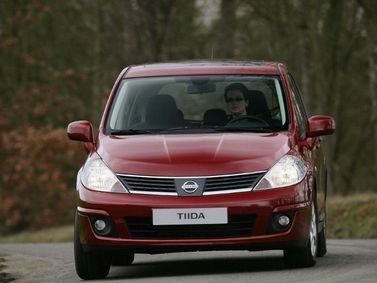 Nissan Tiida أنا فيس ليفت، هاتشباك 5 أبواب — منظر أمامي